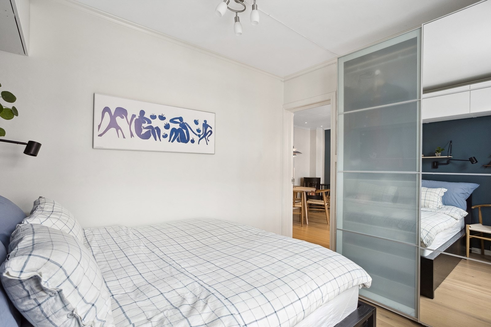 Soverommet har god plass til oppbevaring i garderobeskap og vegghengte skaphyller. Galleribilde