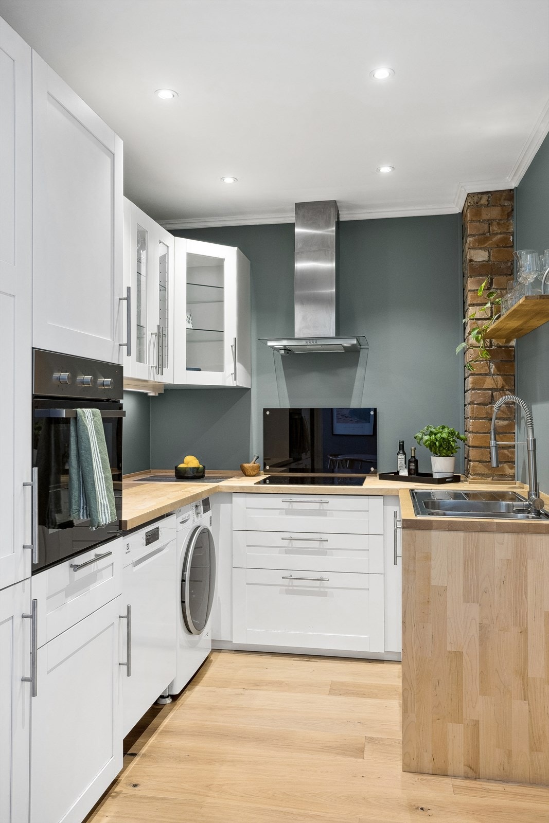 Kjøkkeninnredning med god skap- og benkeplass. Galleribilde