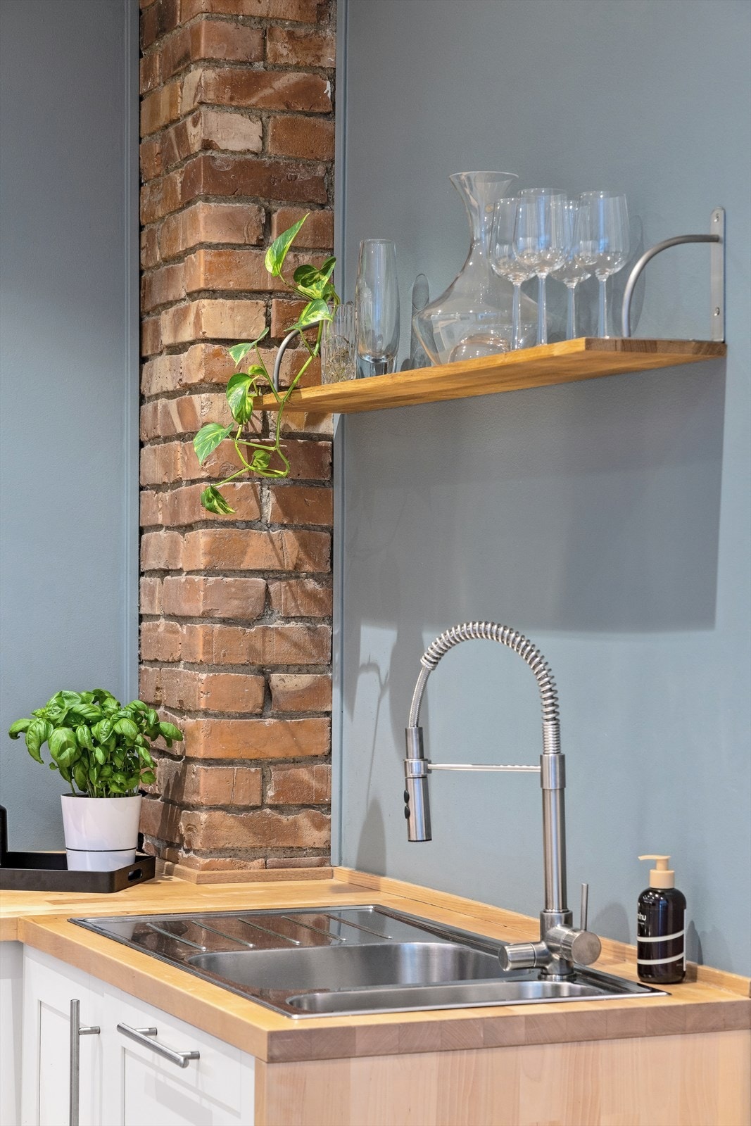 Leilighetens varmtvannstank på ca.120L fra 2013 er plassert i benkeskap på kjøkkenet. Galleribilde