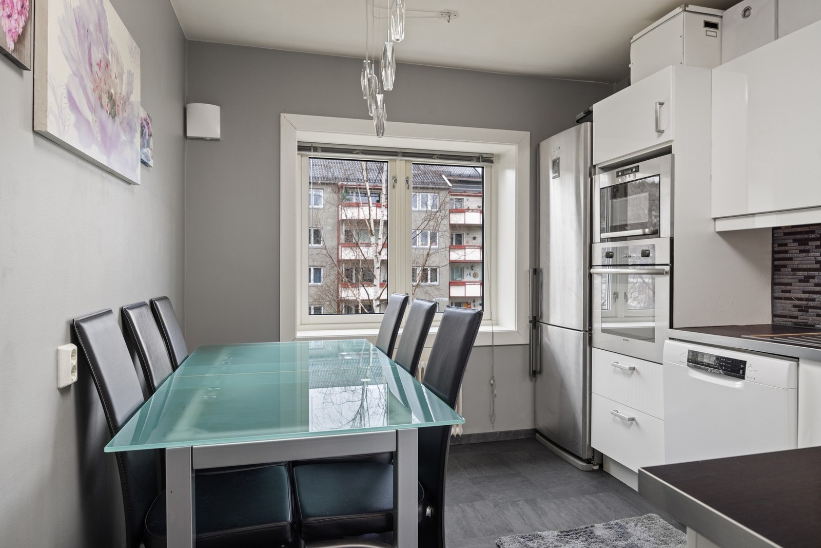 - Kjøkkenet ligger separat fra stuen og har plass til spisebord for hyggelig samenkomster - Galleribilde