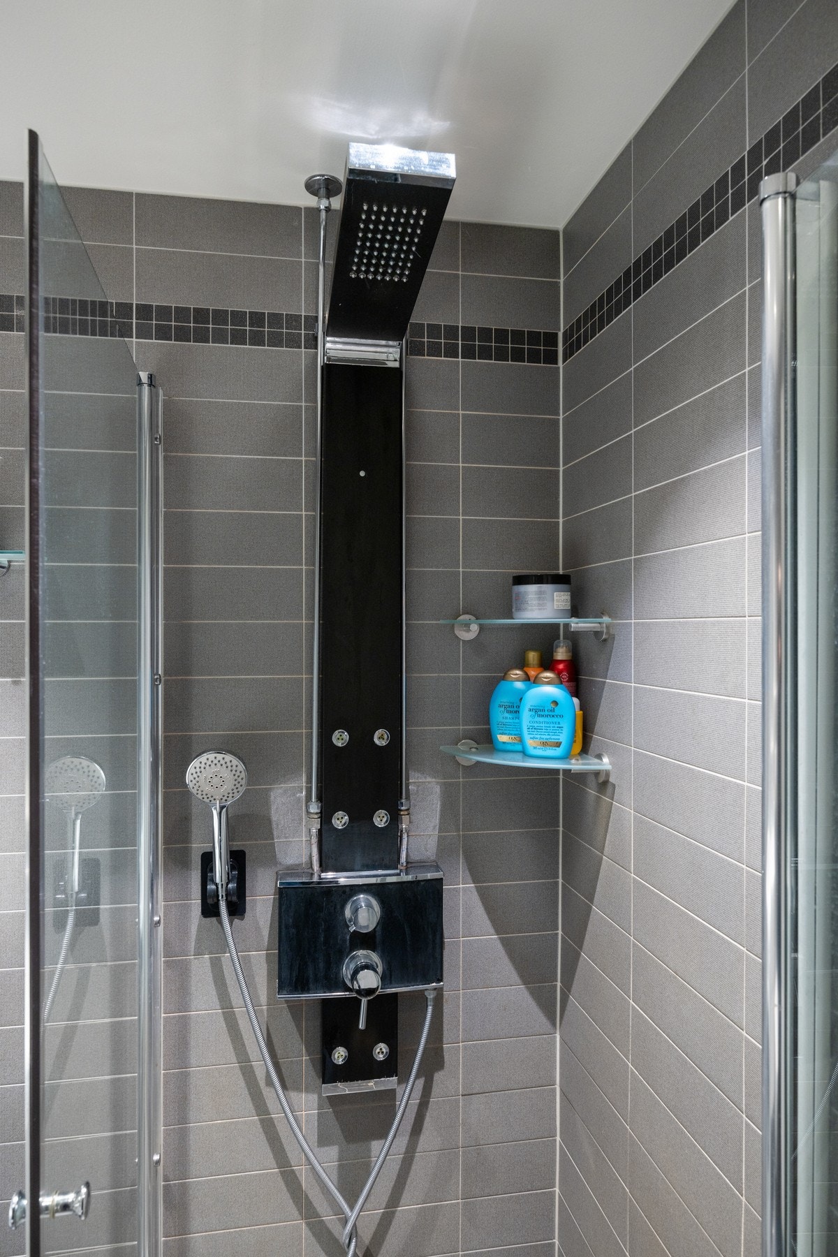 - Dusjhjørne med regnfallsdusj. Takstmannen har gjort fuktsøk i badet, ingen unormale verdier ble registrert - Galleribilde