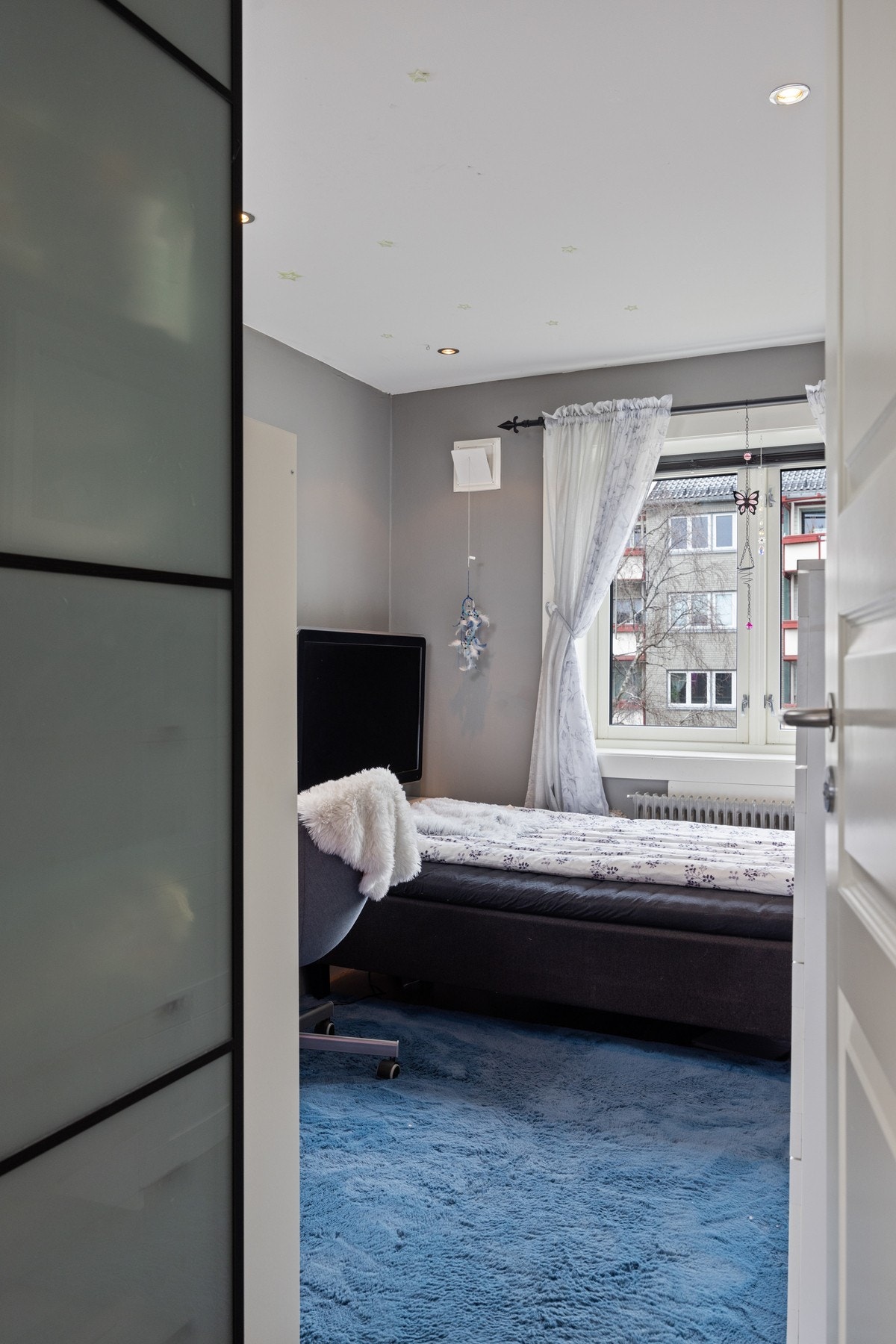 - Plass til seng, nattbord, kontorpult og garderobeløsning - Galleribilde