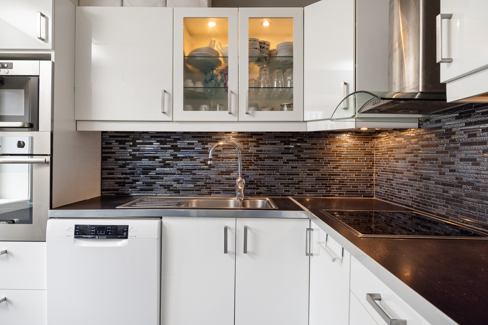 - Innredning fra IKEA (2008) med hvite, glatte folierte høyglans fronter og god skap- og benkeplass - Galleribilde