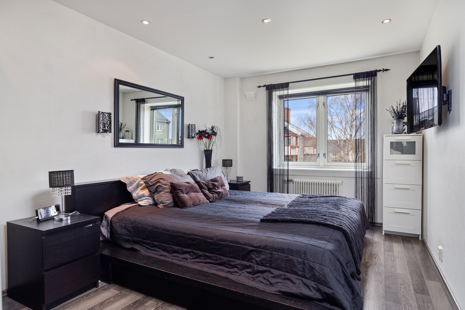 - Romslig hovedsoverom med god plass til dobbeltseng og nattbord - Galleribilde