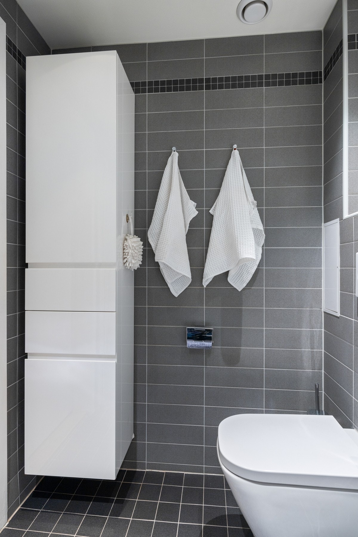 - Badet er utstyrt med vegghengt toalett, servant med skuffeseksjon, vegg- og speilskap - Galleribilde