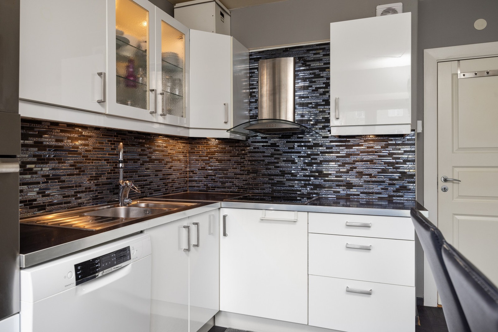 - Integrerte induksjonstopp m/boosterfunksjon, stekeovn og mikrobølgeovn samt opplegg for oppvaskmaskin - Galleribilde