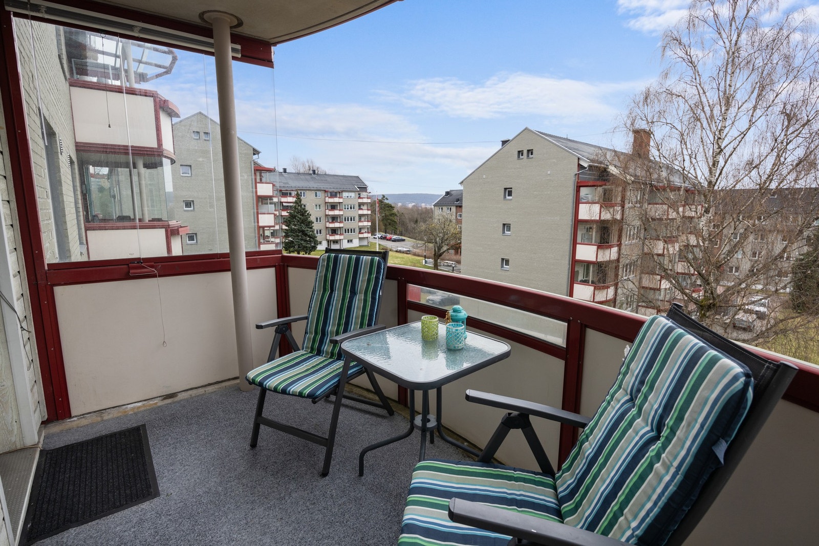 - God plass til sittegruppe, grill og beplantning - Galleribilde