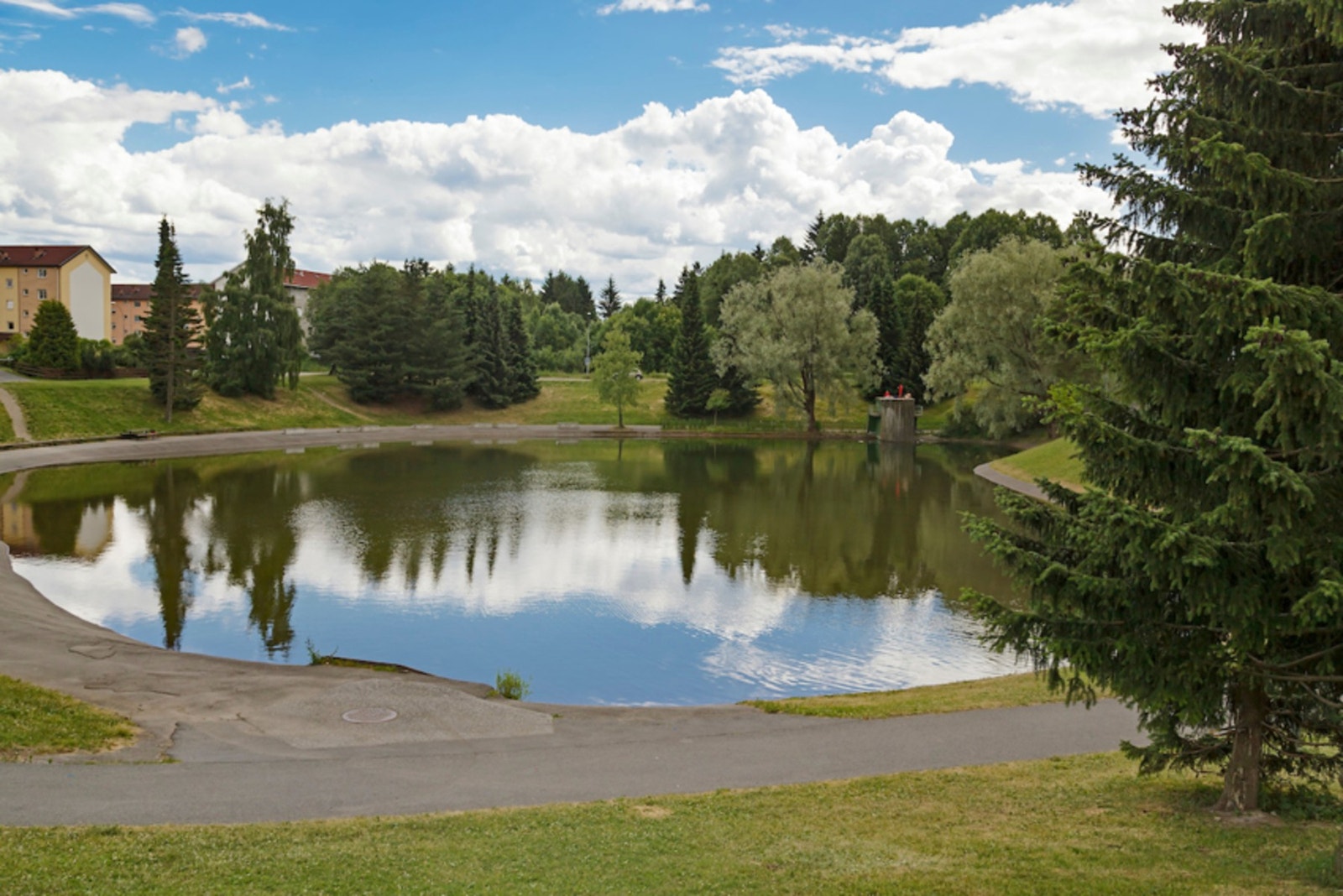 - Badedammen er badeplass sommerstid og akebakke på vinteren - Galleribilde