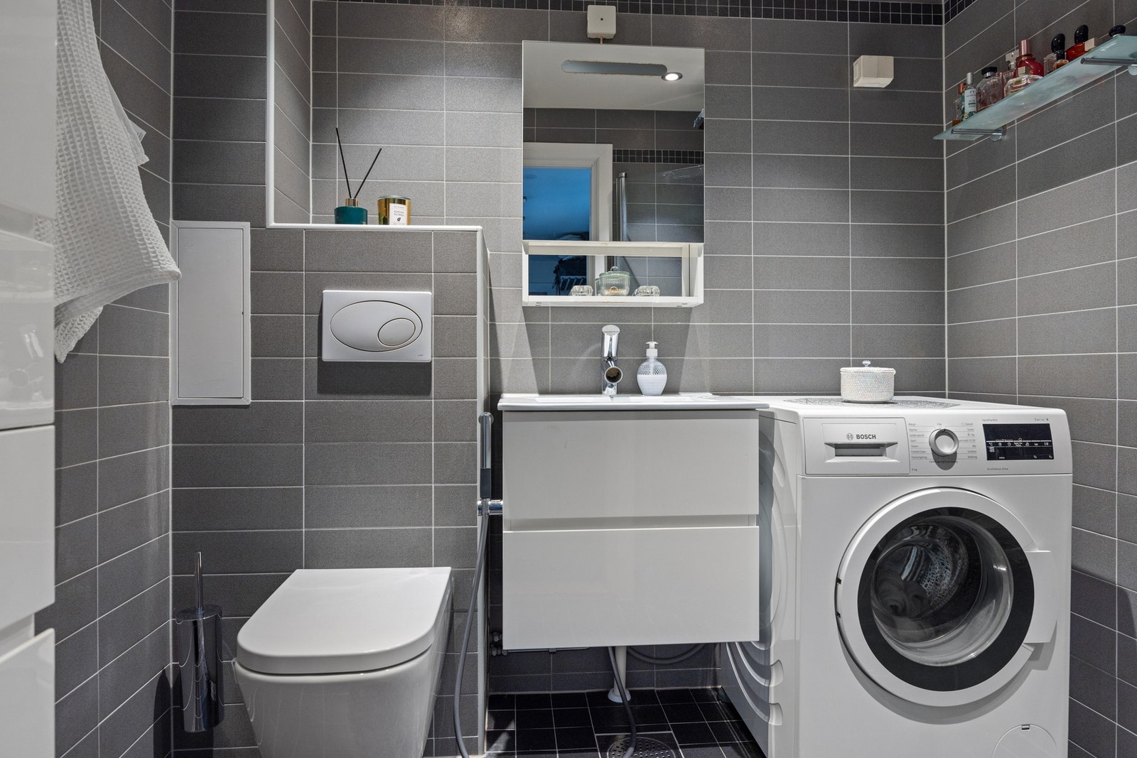 - Moderne og flislagt baderom rehabilitert i 2010 i regi av borettslaget - Galleribilde