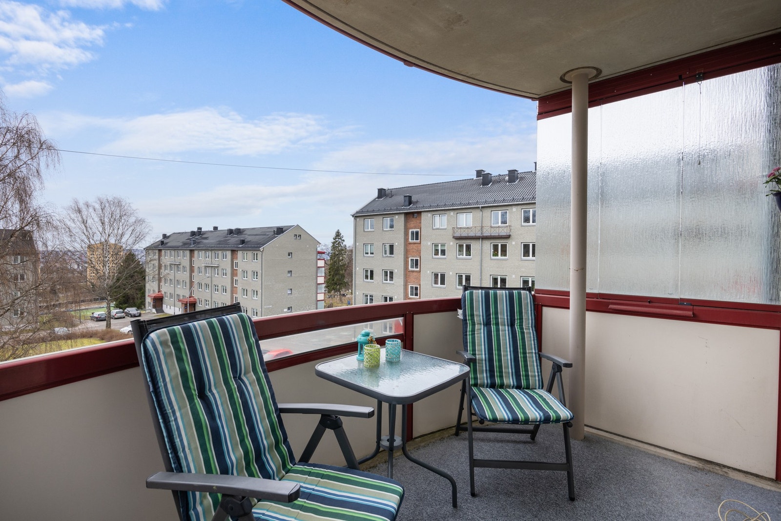 Balkongen er sydvendt og har gode solforhold - Galleribilde