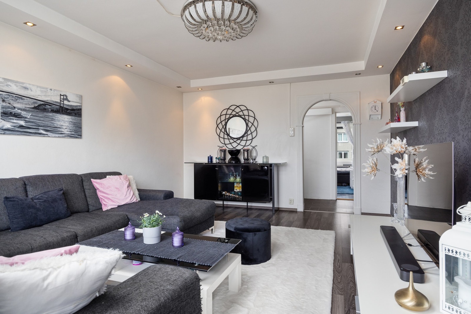 - Romslig stue med god plass til sittegruppe, reol, bokhylle og spisebord - Galleribilde