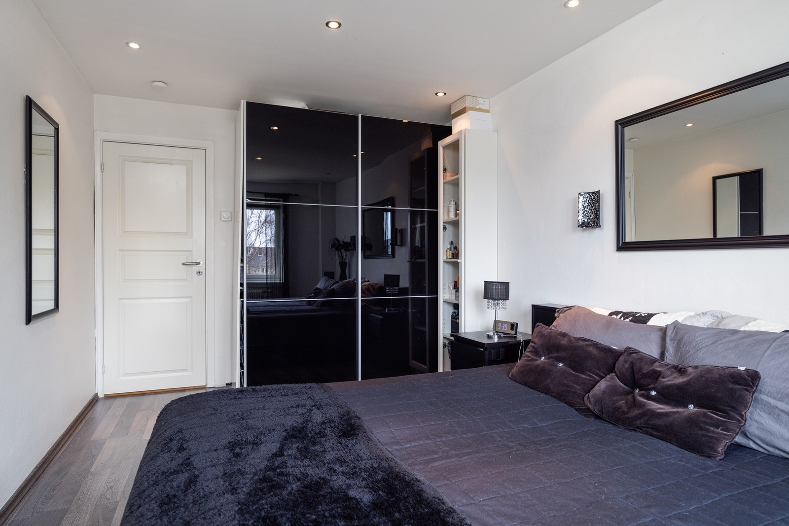 - Stor skyvedørsgarderobe med gode muligheter for oppbevaring medfølger - Galleribilde