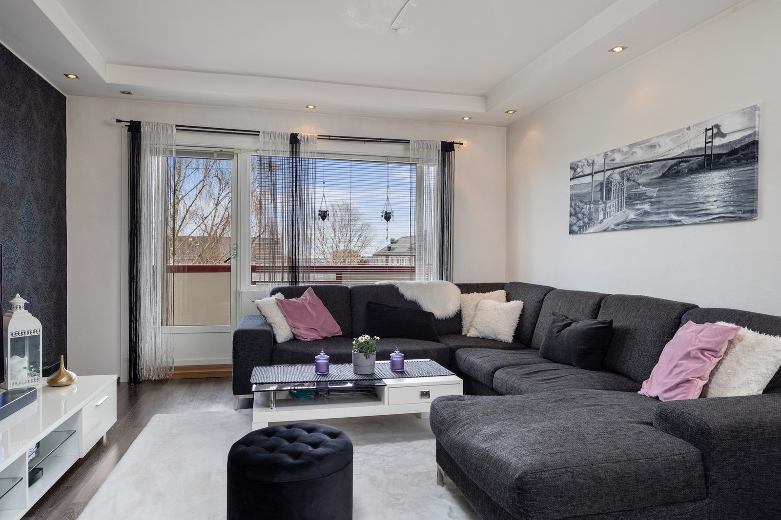 - Lys, luftig 3-roms beliggende i 3. etg med store vindusflater som gir gode lysforhold og flott utsikt. Vinduer fra 2015 - Galleribilde