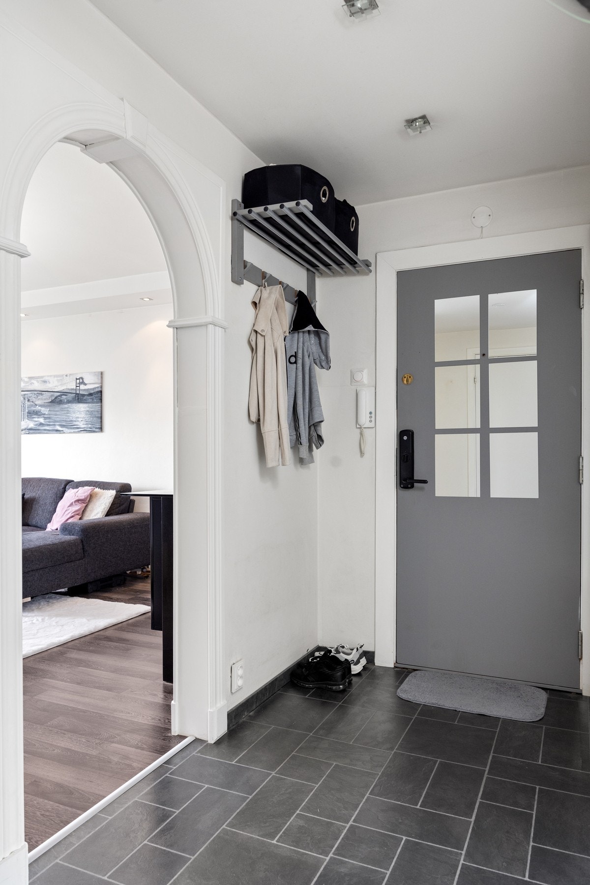 - Hyggelig inngangsparti med plass til klær og sko - Galleribilde