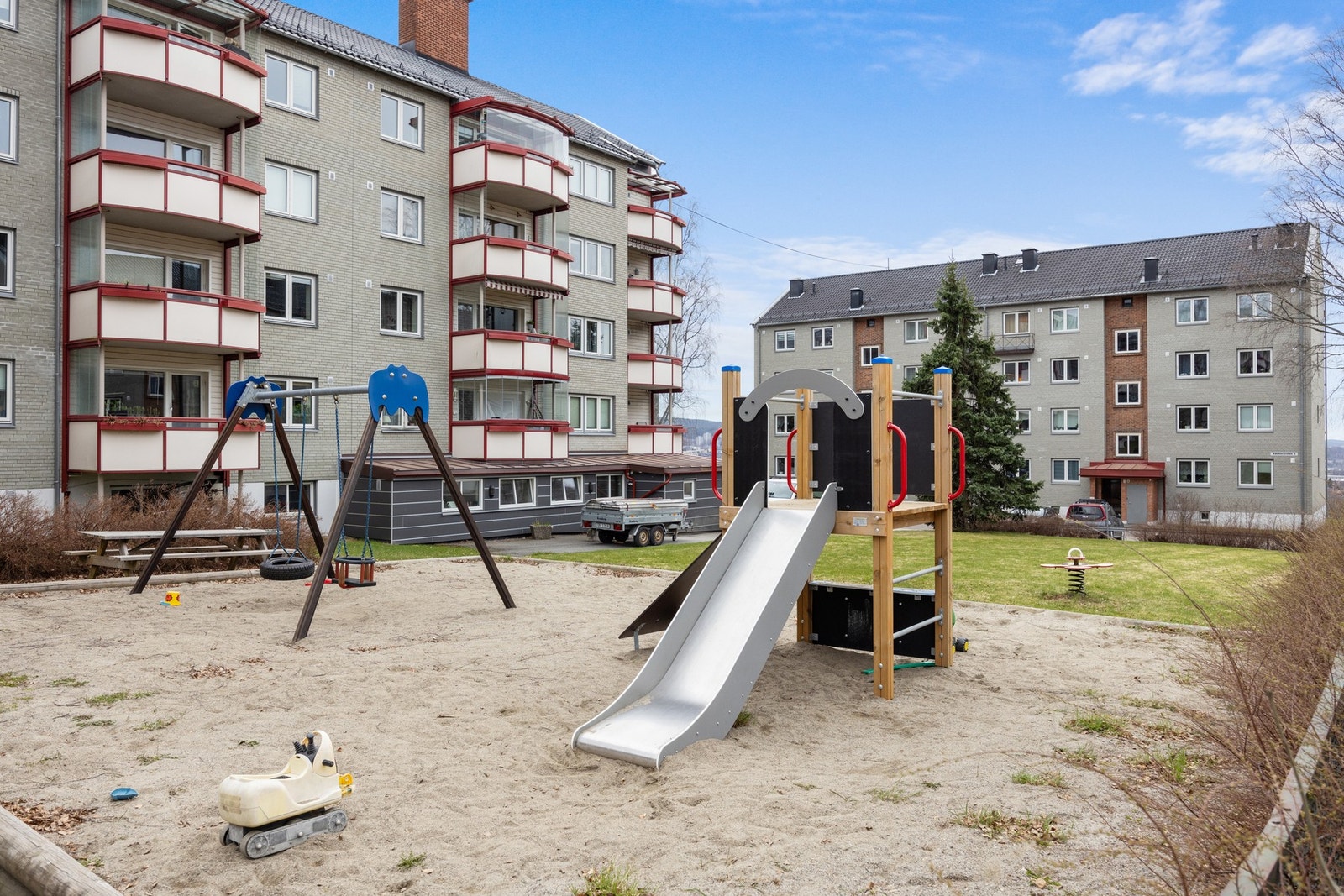 - Flotte fellesområder med lekeapparater, sittegrupper og gressplen - Galleribilde