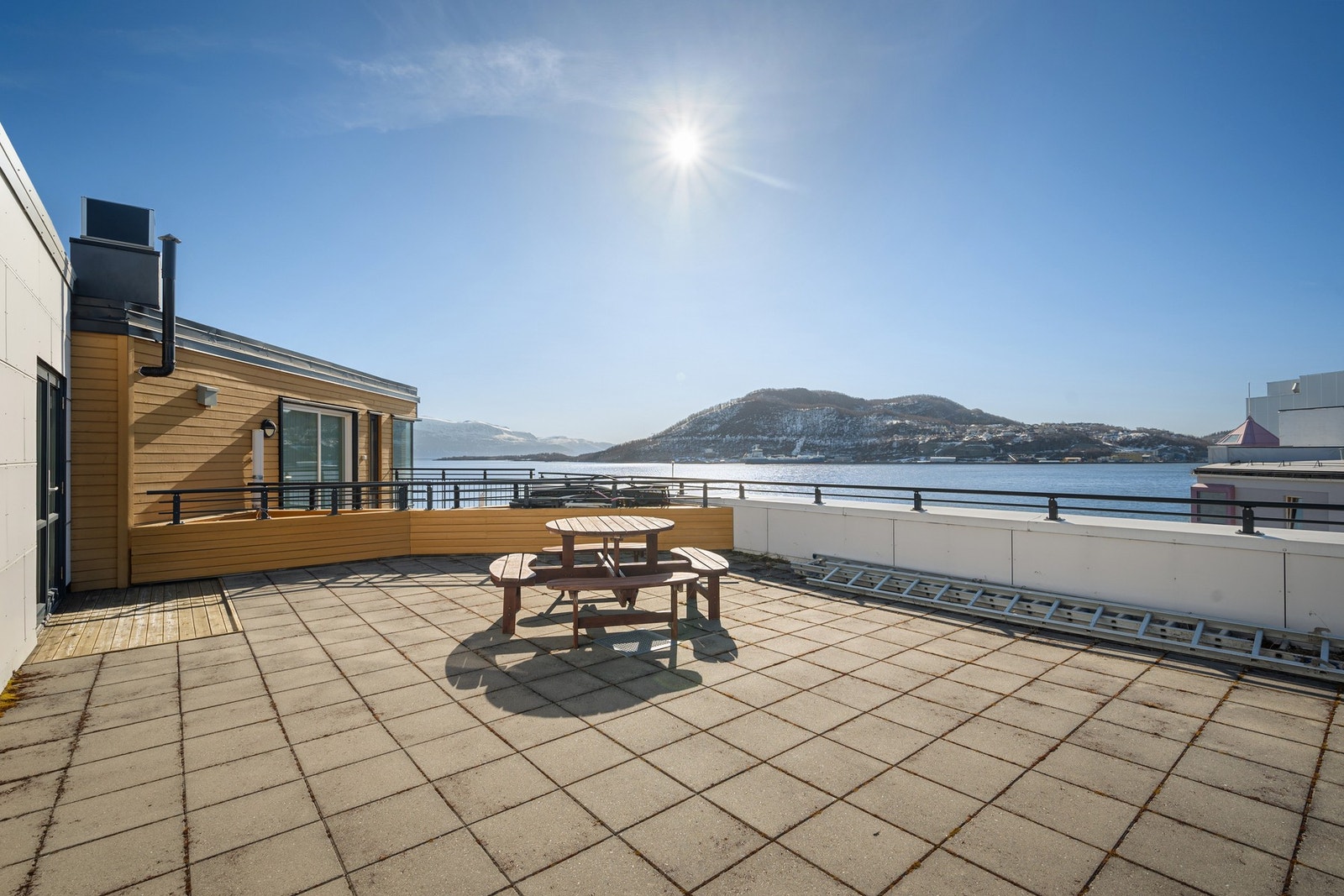 Felles takterrasse på sørsiden av bygget med god solgang - Invitere venner og familie til grillmiddag? Galleribilde