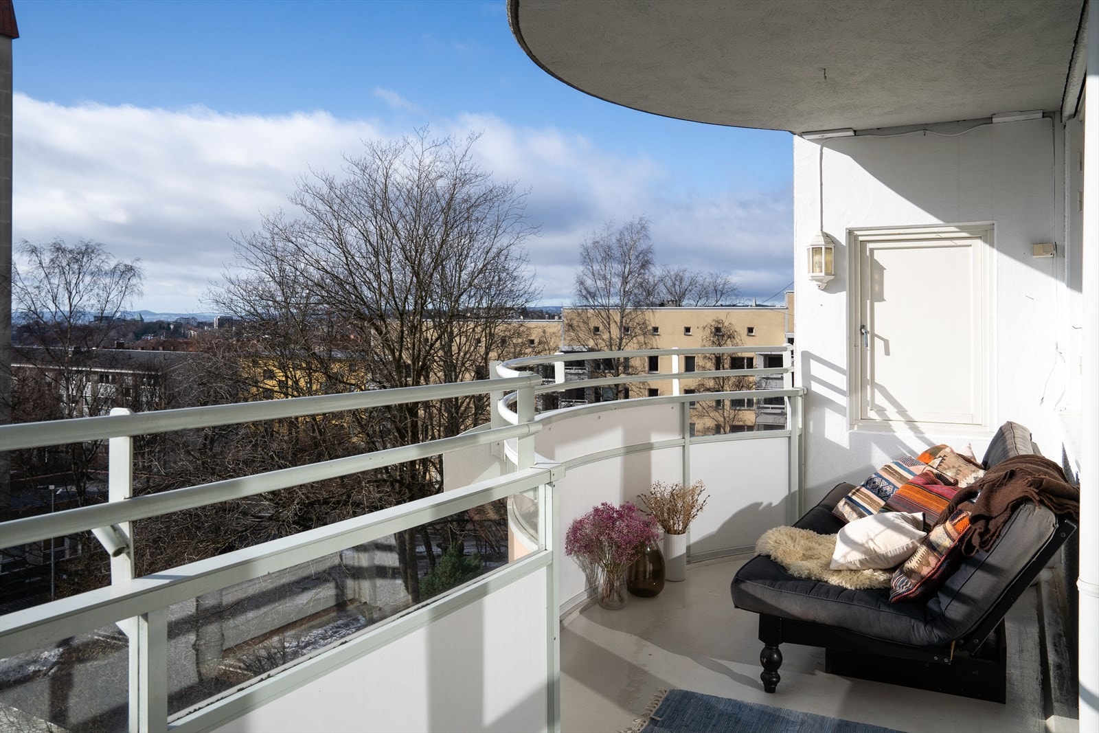 Stor og solrik balkong med god plass til sofa og stoler. Galleribilde