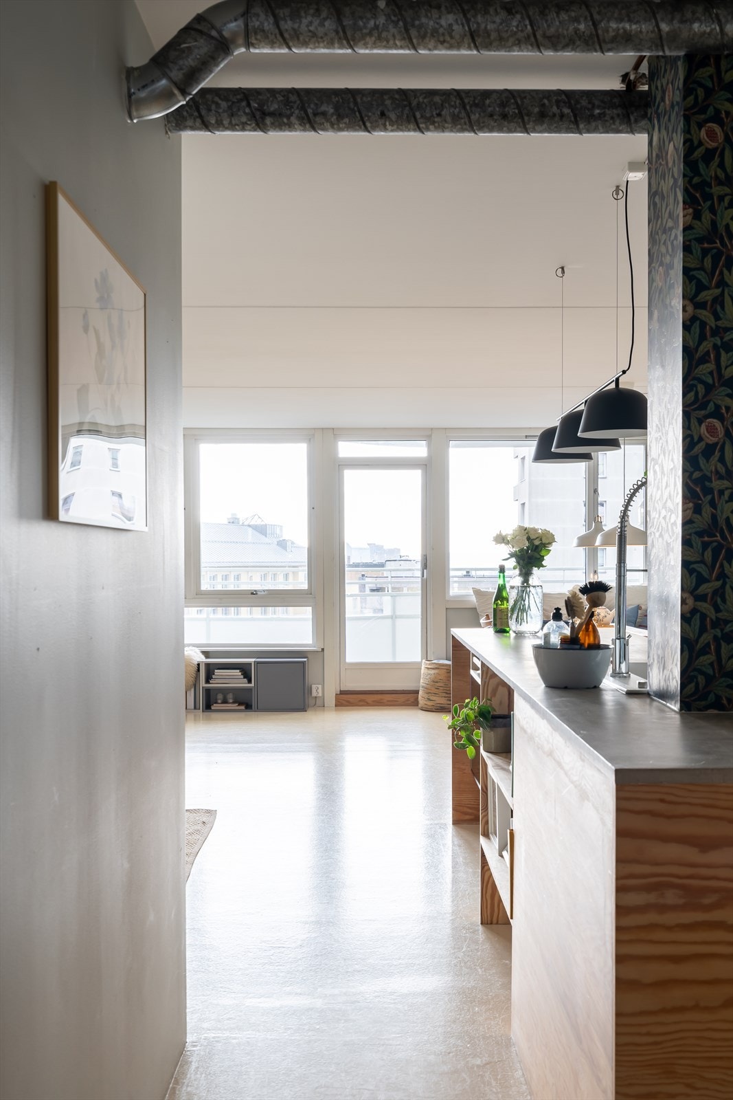 Gjennomgående løsning med store vindusflater som slipper inn rikt med naturlig lys. Galleribilde