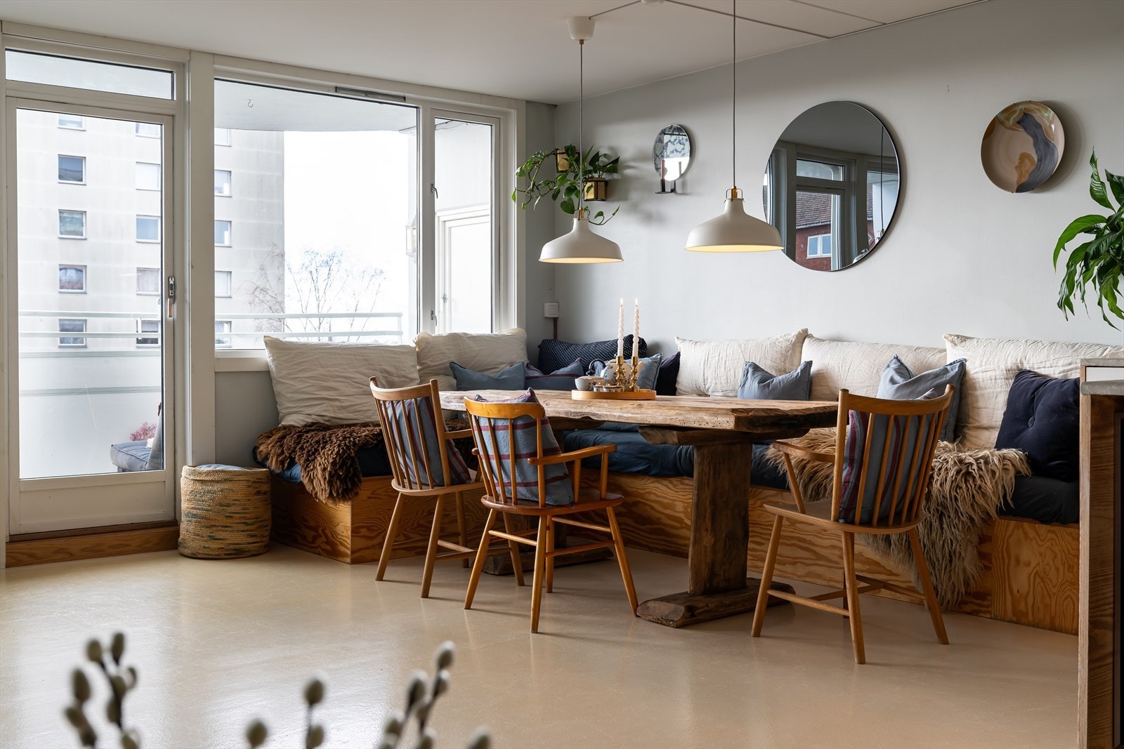 Den romslige stuen byr på mange møbleringsmuligheter. Galleribilde
