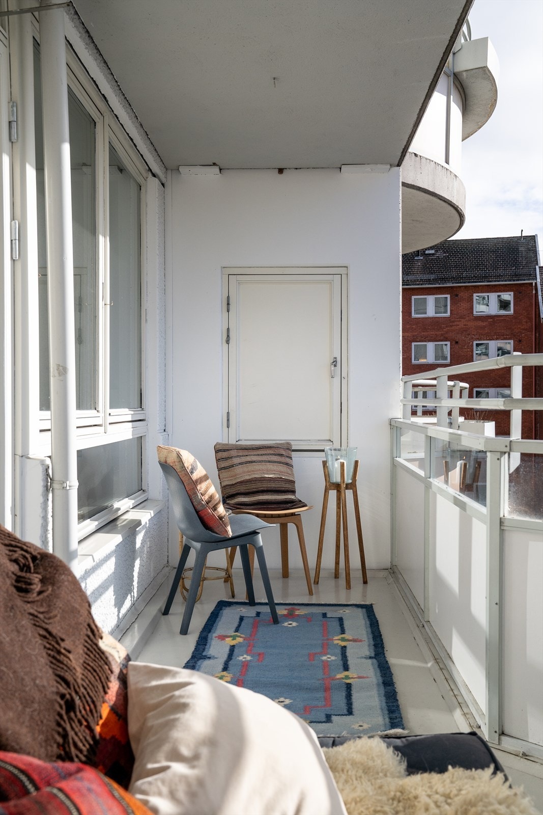 På sommerhalvåret blir fort balkongen et ekstra oppholdsrom der du kan nyte late soldager. Galleribilde