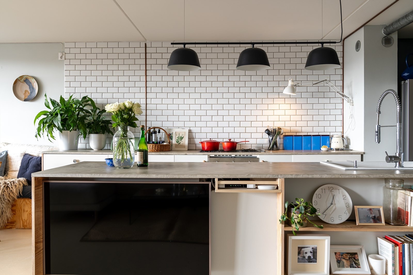 Stuen/kjøkkenet har mange smarte løsninger. Her er det en plass for alt. Smart løsning med TV inn i bokhyllen. Galleribilde