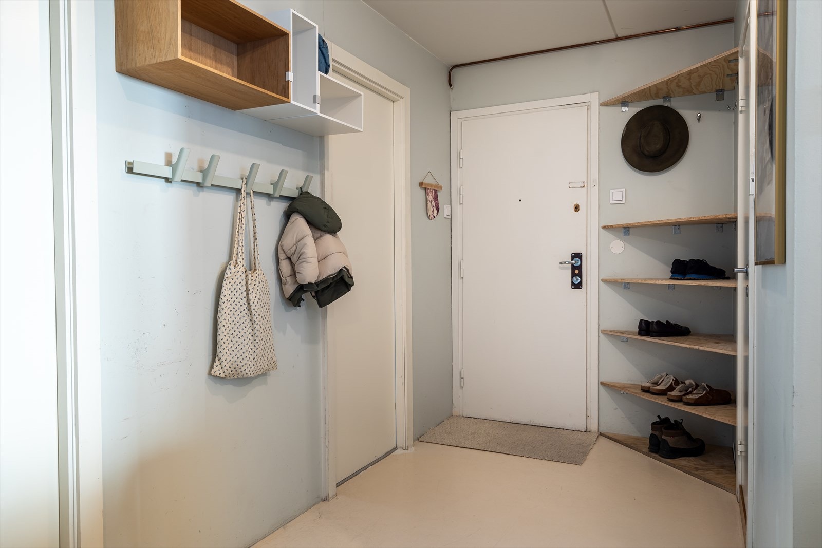 Stor og åpen entré med god plass til å henge fra seg både sko og jakker. Galleribilde