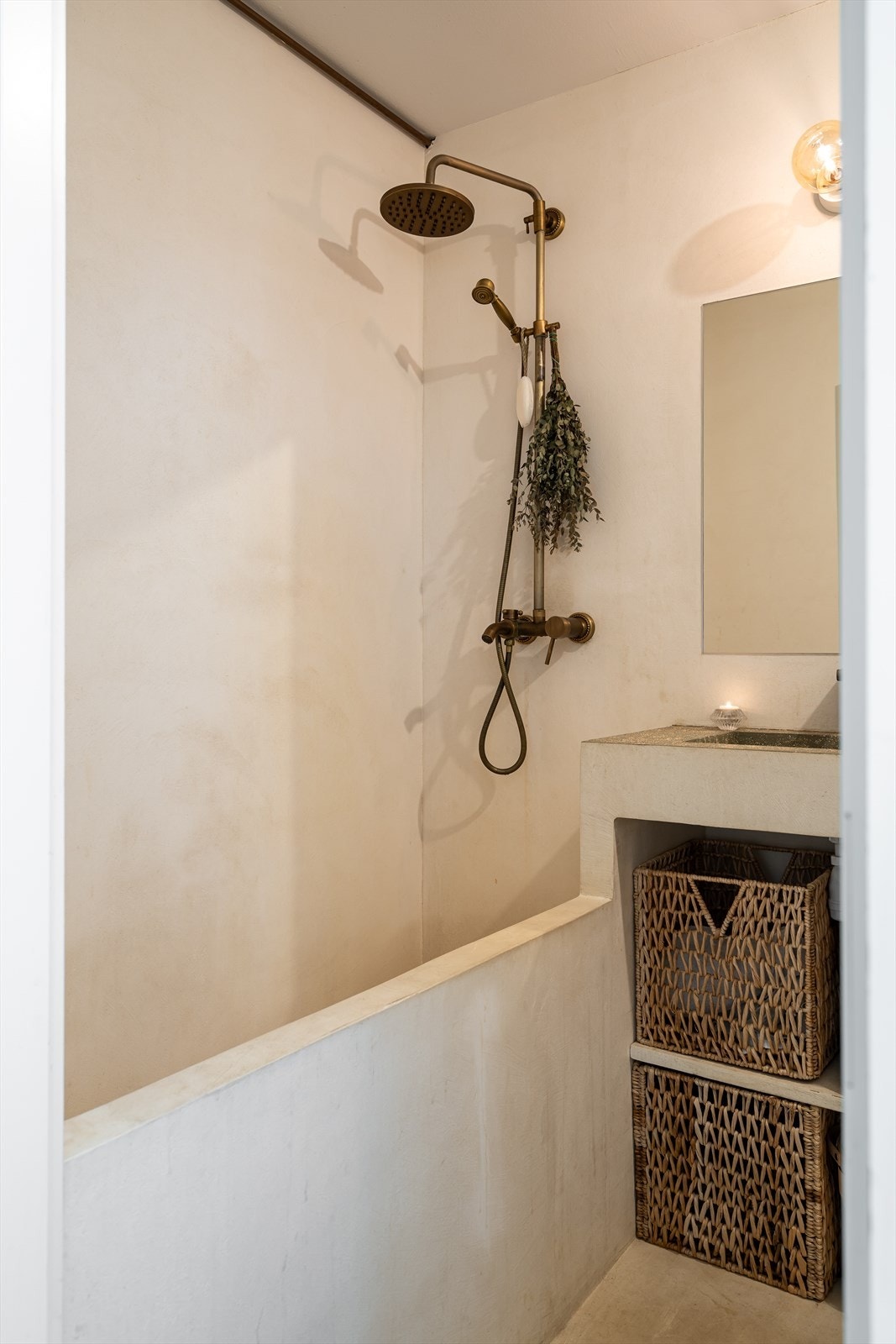 Badet har et stilig og rustikt uttrykk. Galleribilde