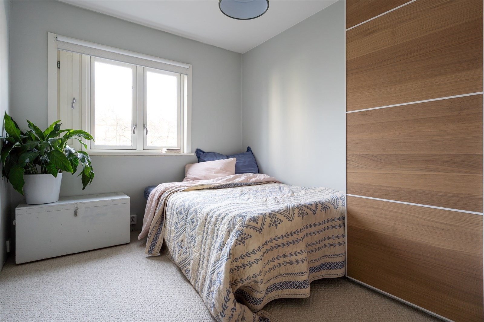 Soverom to passer perfekt som gjesterom/barnerom/ kontor. Her er det god plass til dobbeltseng. Galleribilde