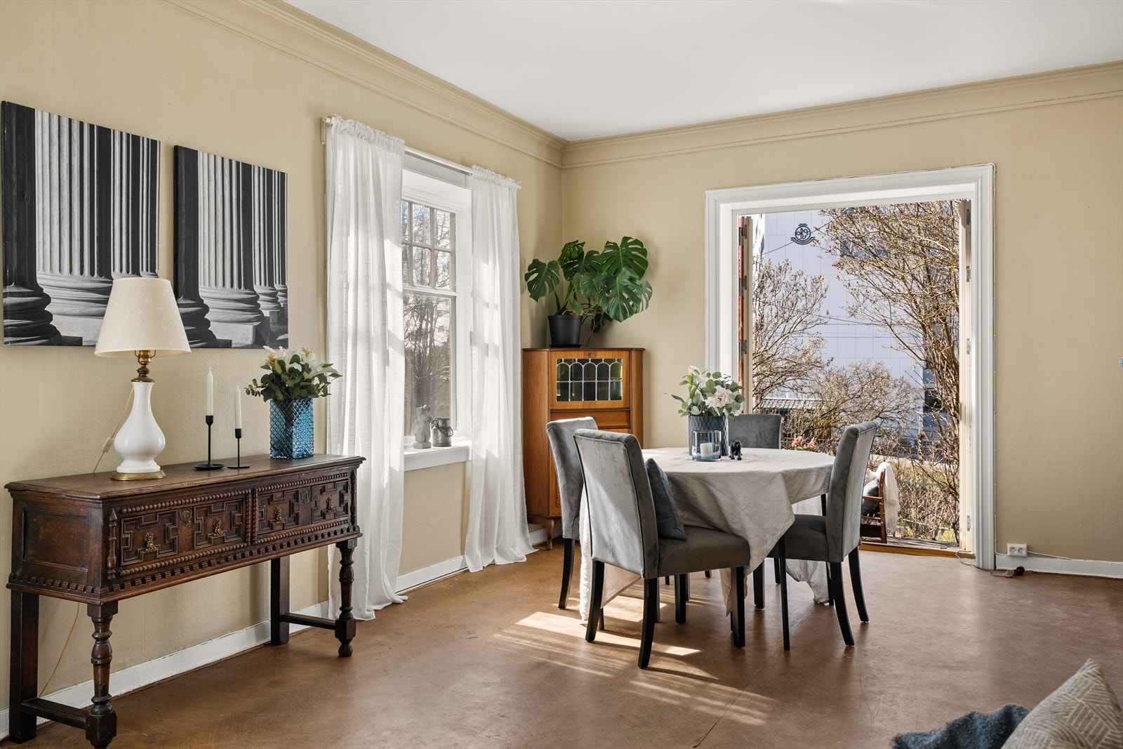 Fra stuen er det adkomst til en hyggelig uteplass. Galleribilde