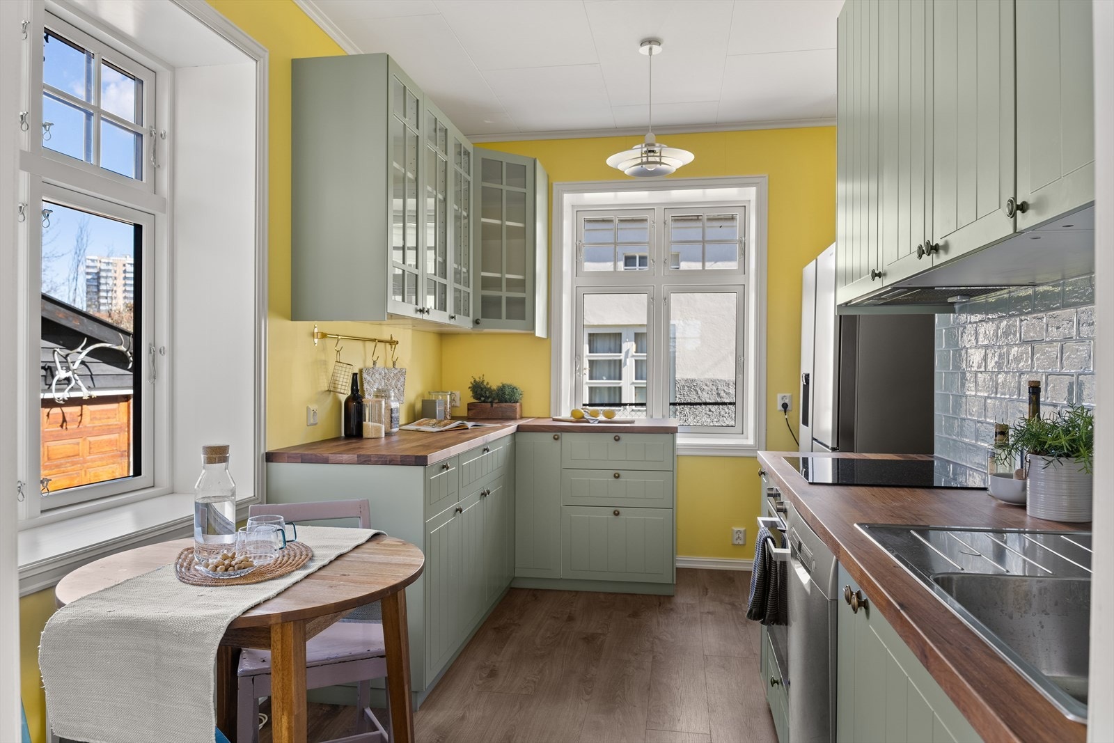 Lekkert Ikea kjøkken fra 2023 med god skap- og benkplass. Galleribilde