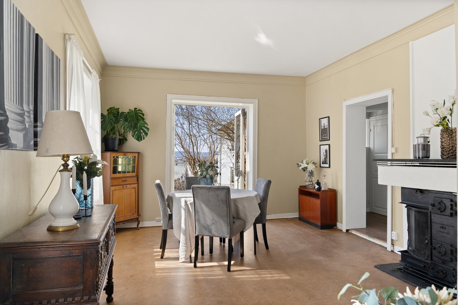 Boligen har store vindusflater som slipper inn rikelig med naturlig lys. Galleribilde