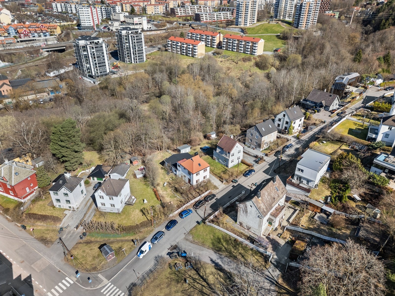 Det er gangavstand til både barne- og ungdomsskoler samt en rekke barnehager. Galleribilde