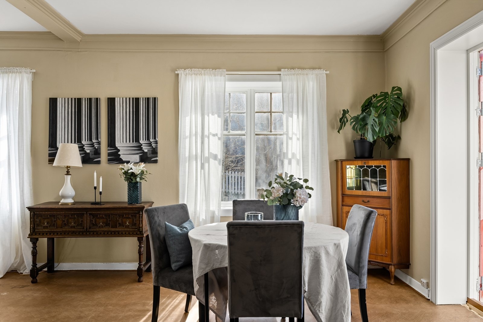 Stuen lar seg enkelt møblere med spisestue, sofagruppe og mediemøbler. Galleribilde