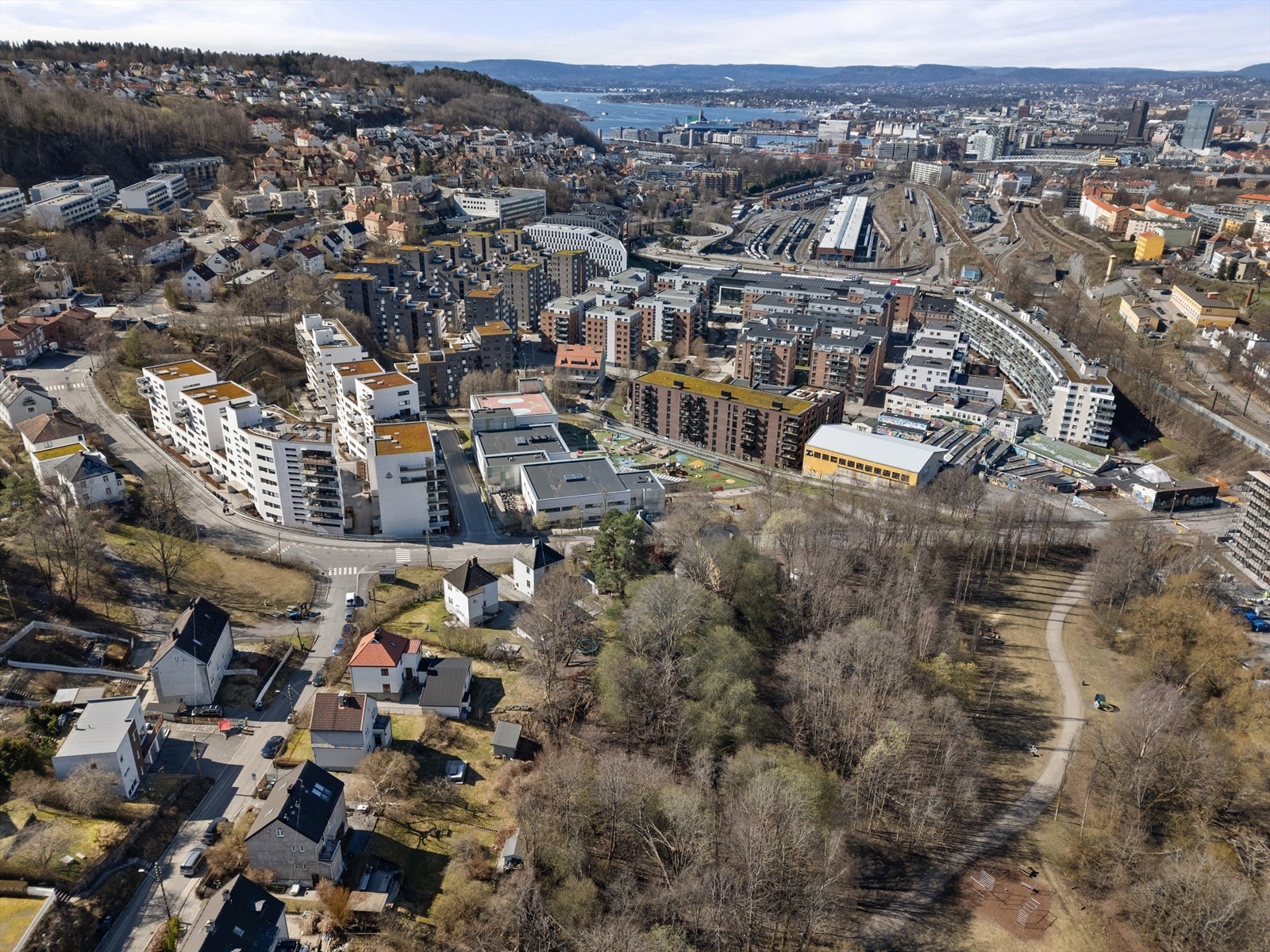 Flere kjente og populære spisesteder i kort avstand hvor man kan nyte vin, mat og en fantastisk utsikt over byen! Galleribilde