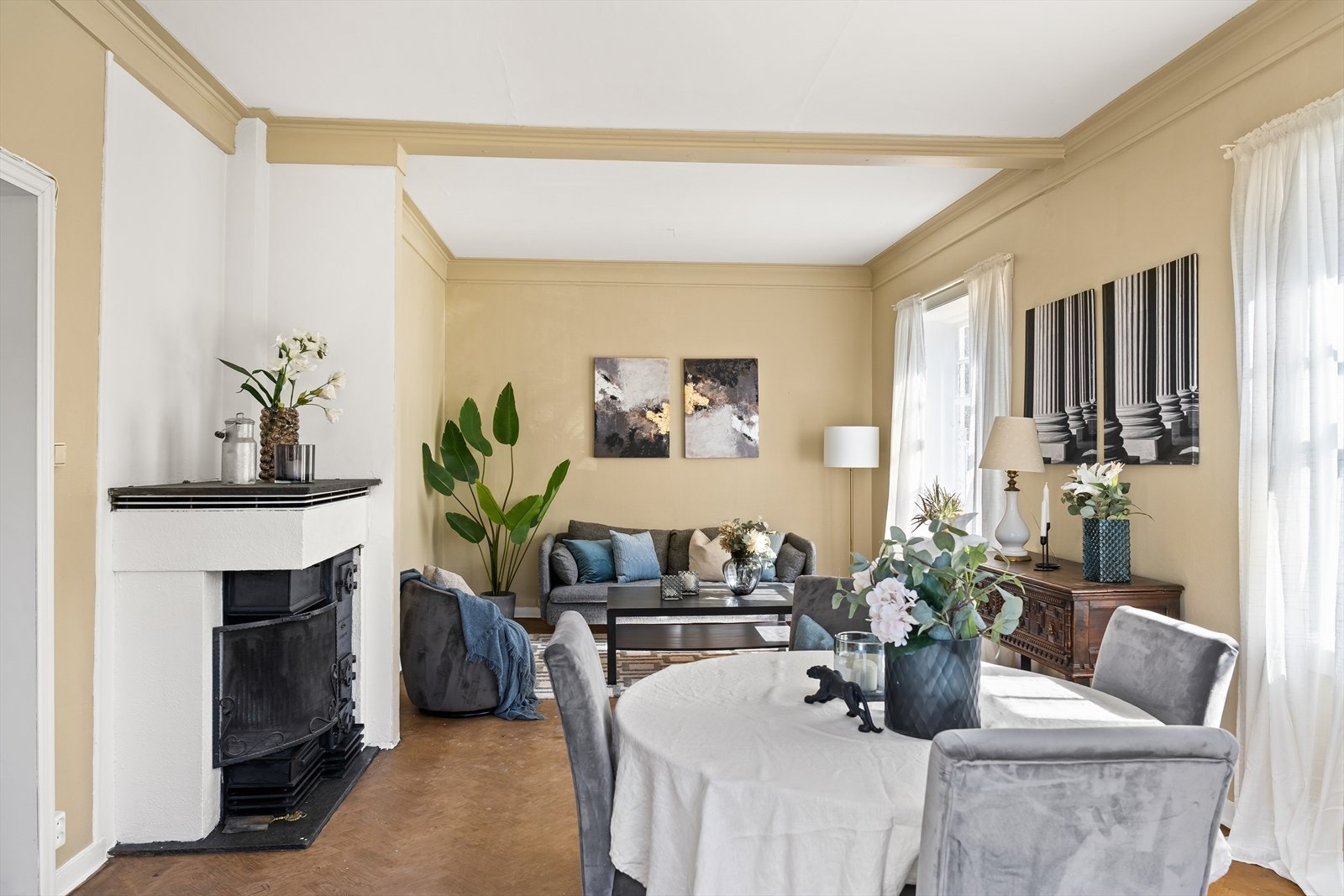 Stuen er malt i en lys og lun farge. Galleribilde