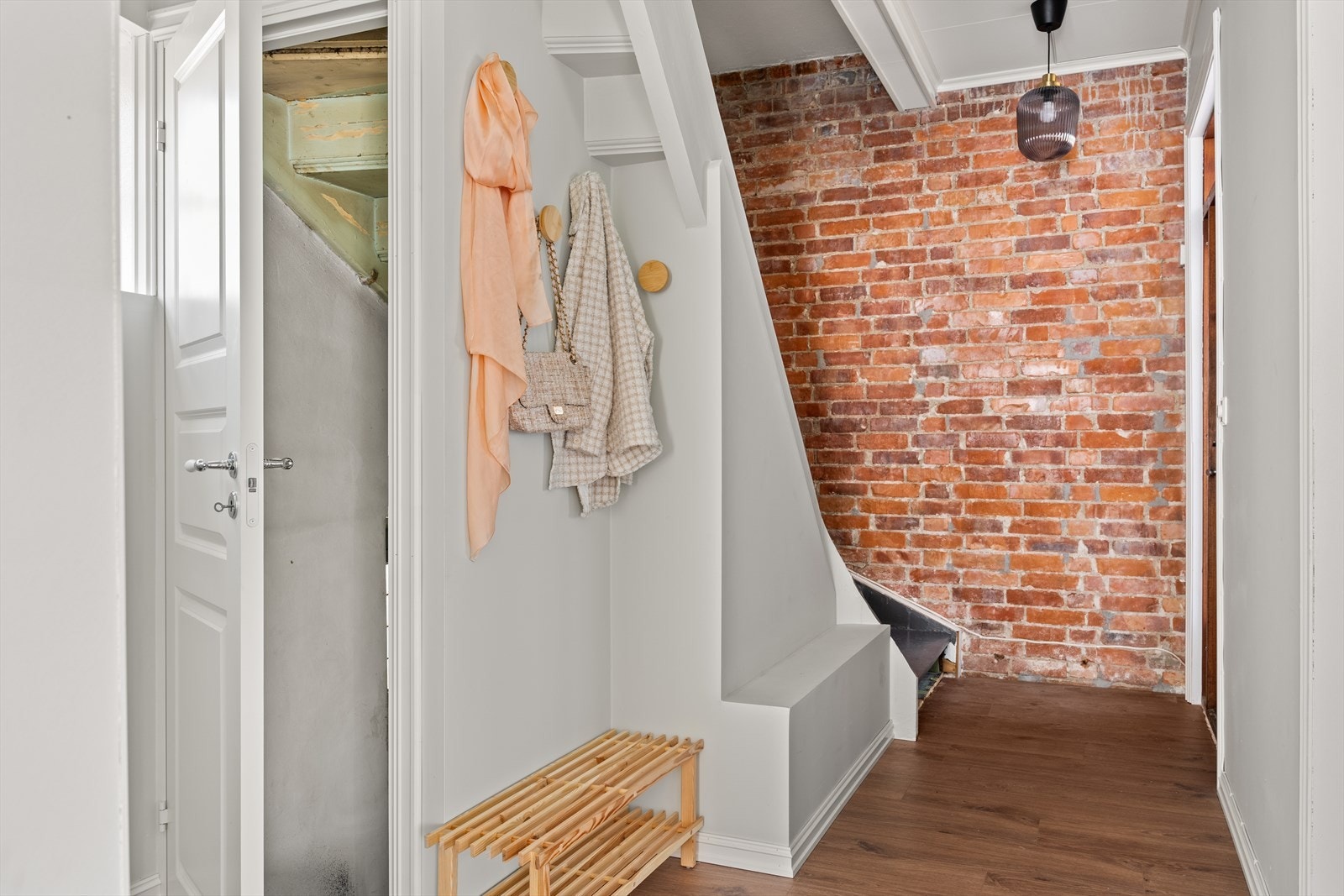 Innbydende entré med plass til yttertøy og sko. Galleribilde