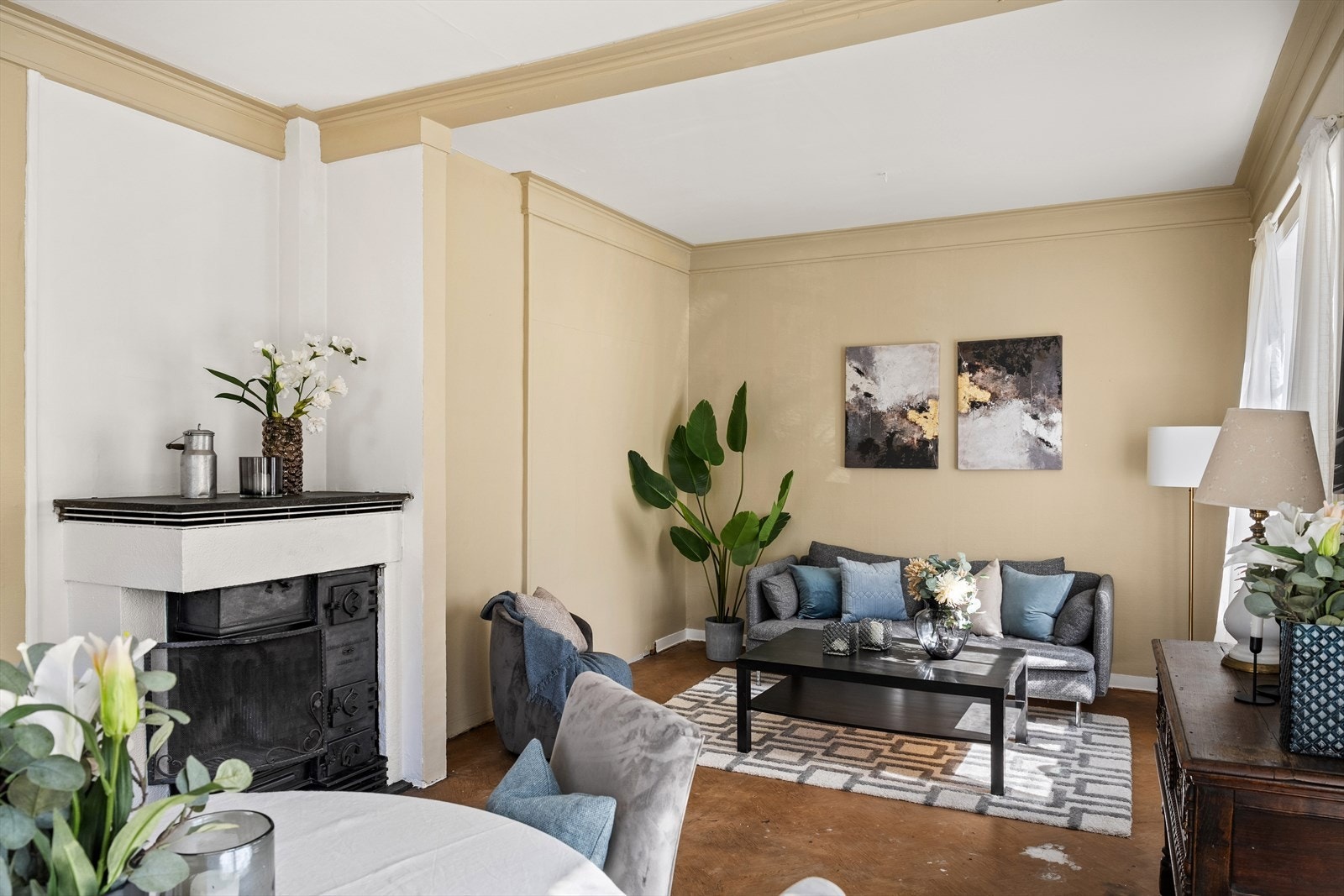 Boligen har en lys og romslig stue som gjør rommet til et hyggelig og sosialt oppholdsrom. Galleribilde