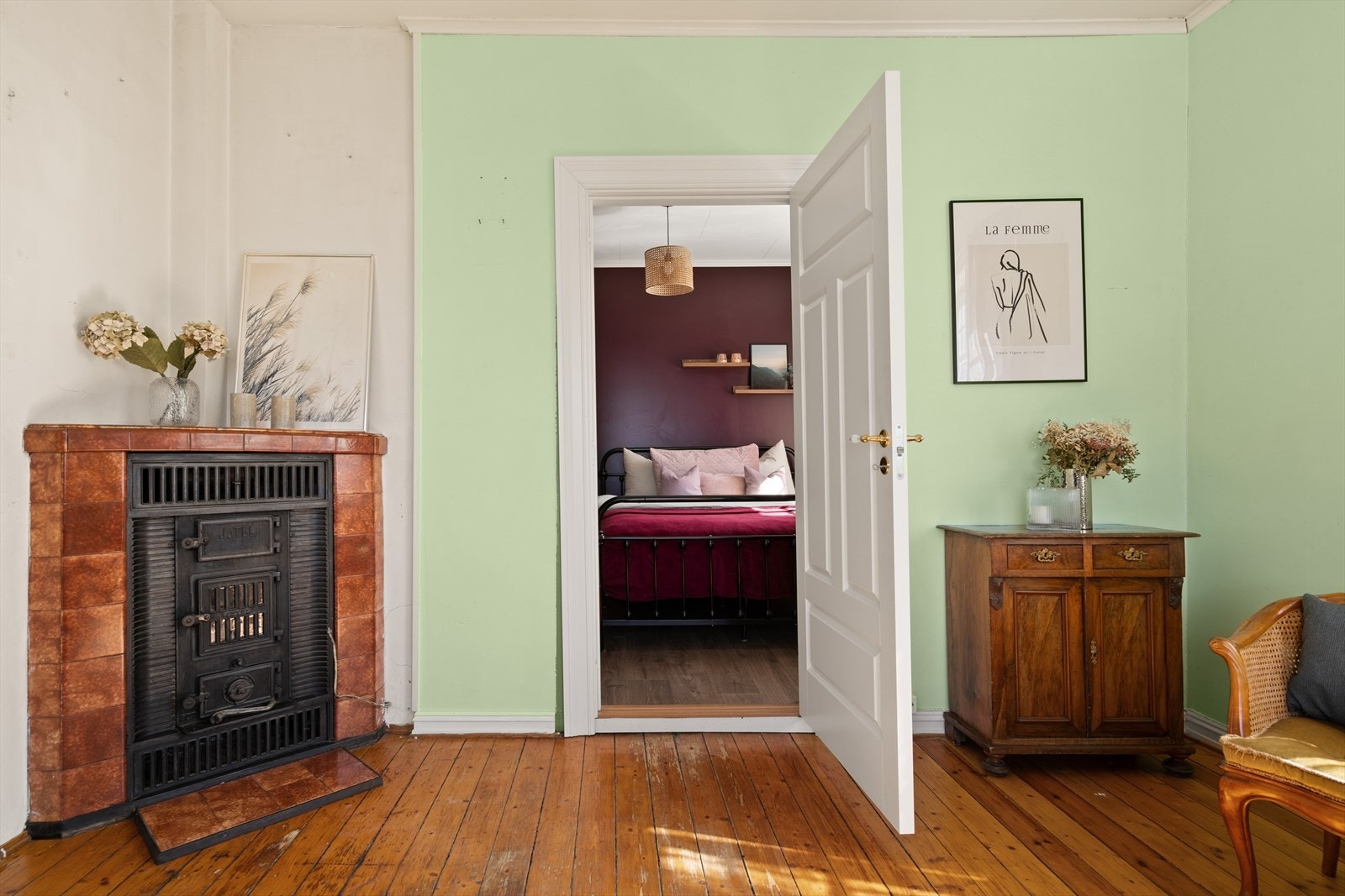 Det er peis i rommet som varmer godt på kalde dager. Galleribilde