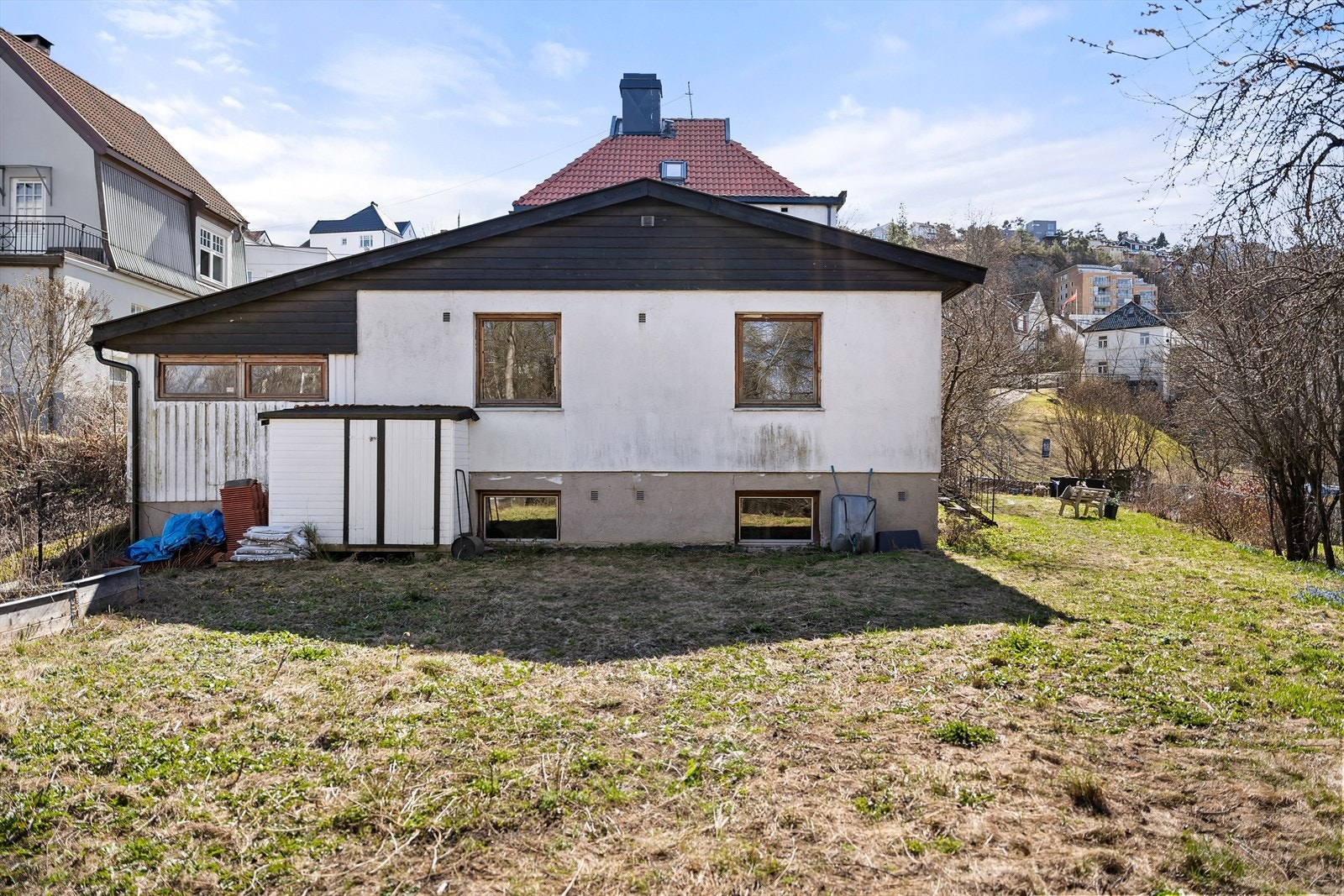 Bygget er registrert som en tomannsbolig og er fra 1974. Galleribilde