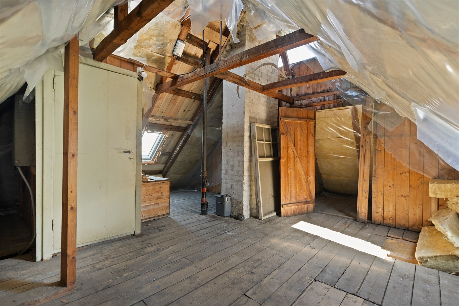 Stort loft med god oppbevaringsplass. Galleribilde