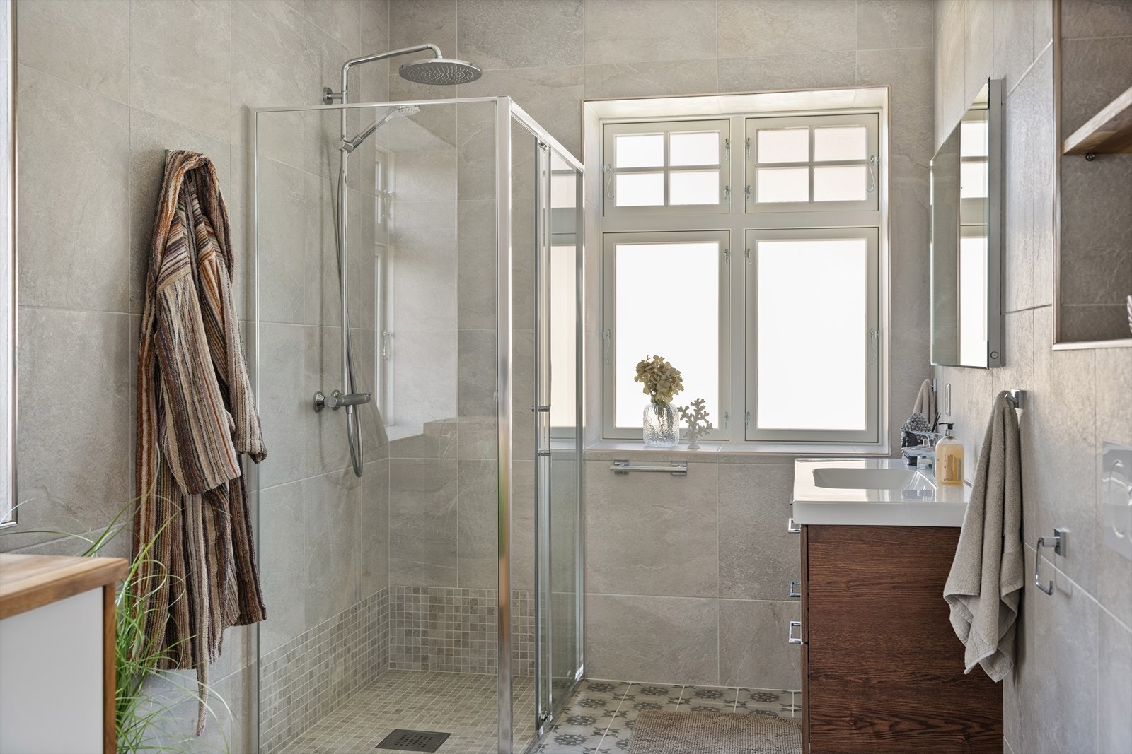 Badet har spotter i tak og varme i gulv. Galleribilde