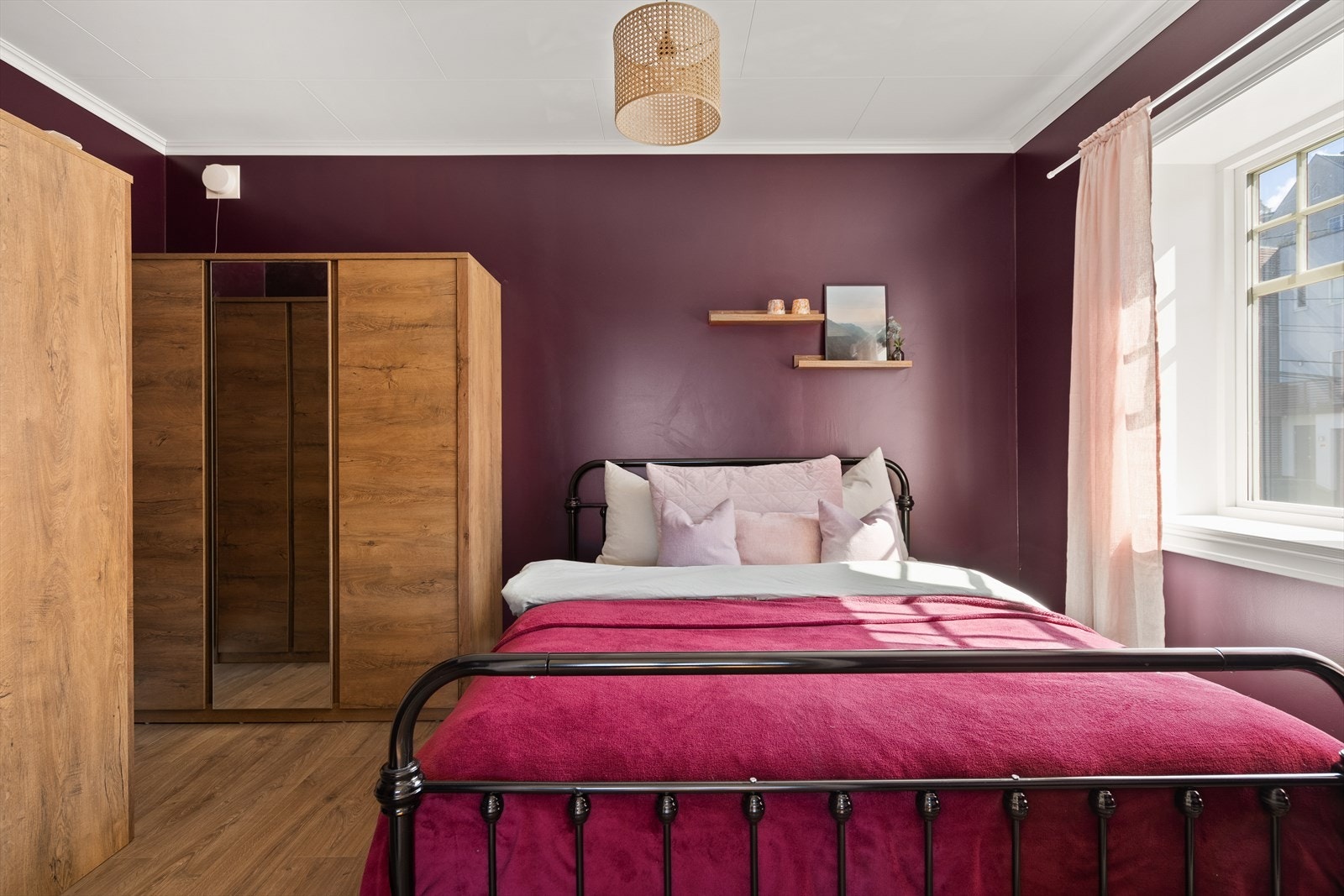 Soverom av god størrelse med plass til dobbeltseng, nattbord og garderobe. Galleribilde