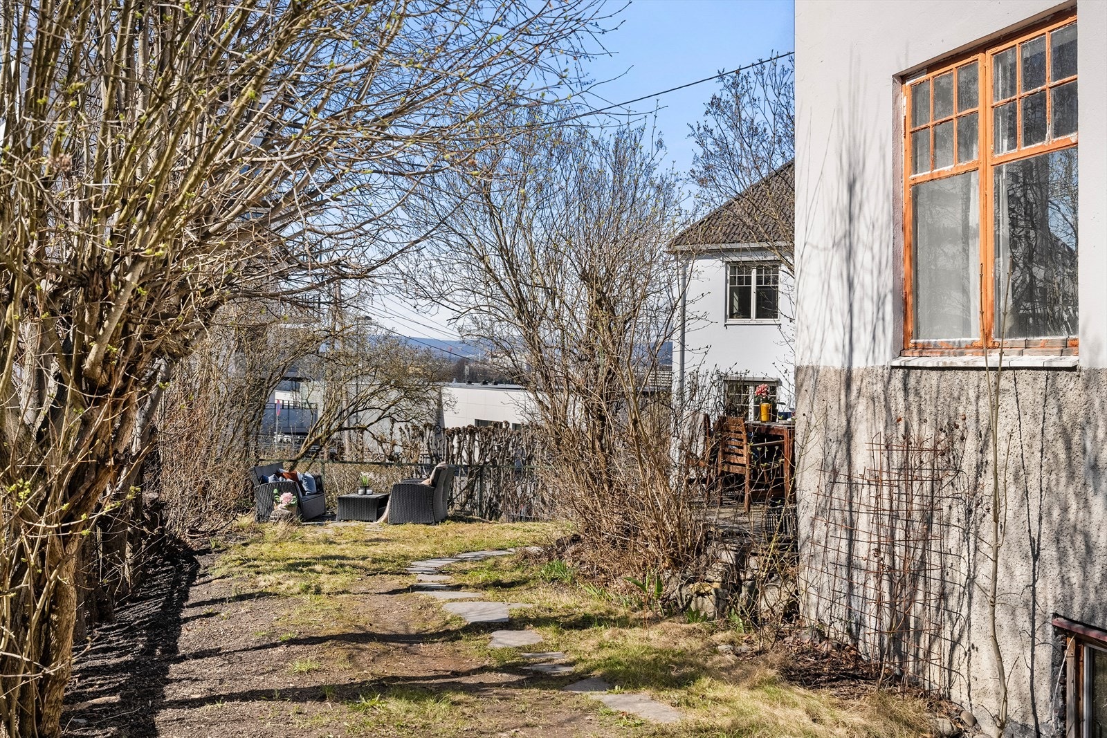 Tomten er opparbeidet med plen, beplantninger og heller. Galleribilde