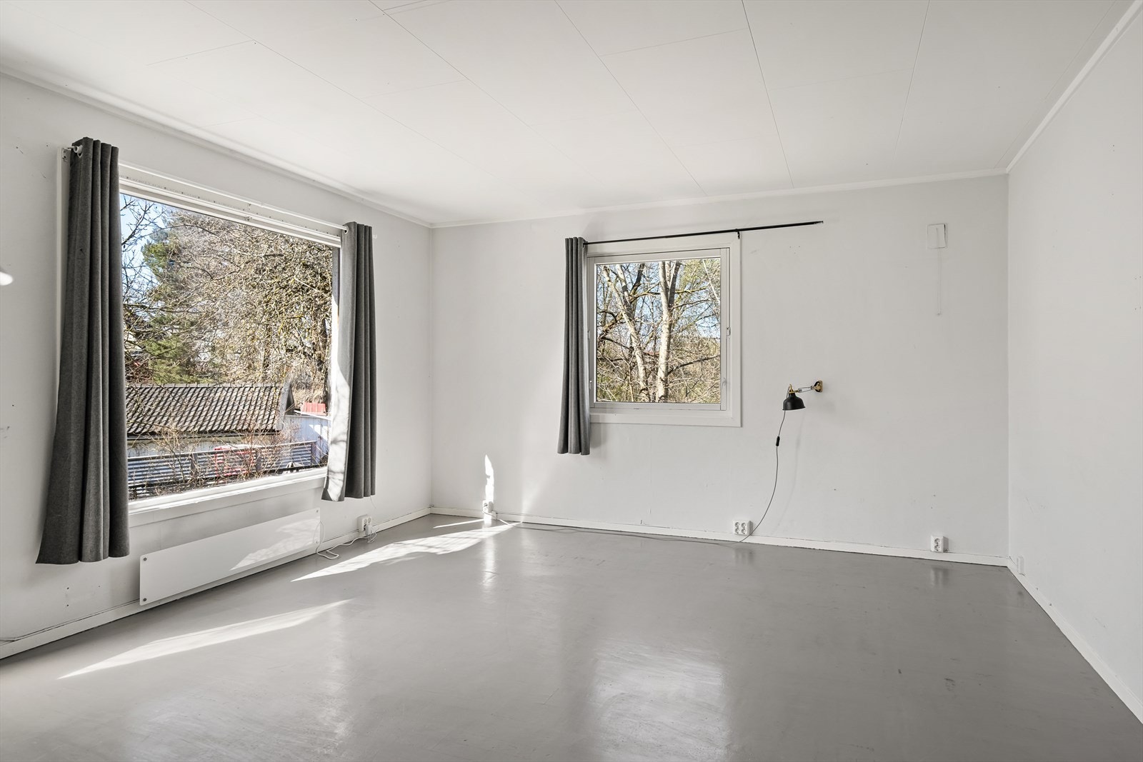 Stuen har gode vindusflater som slipper inn rikelig med naturlig lys. Galleribilde