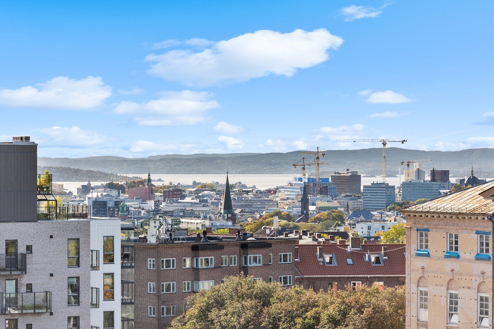 Fra takterrassen er det fantastisk utsikt og gode solforhold! Galleribilde