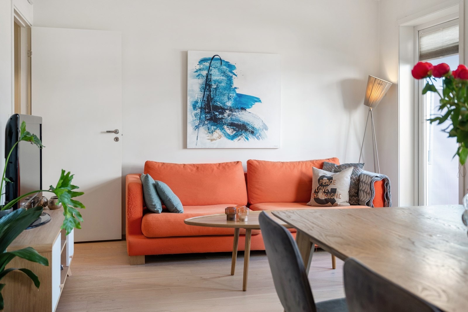 Det er 1-stavs eikeparkett på gulv og vannbåren gulvvarme i alle rom utenom bad som har varmekabler og fliser. Galleribilde