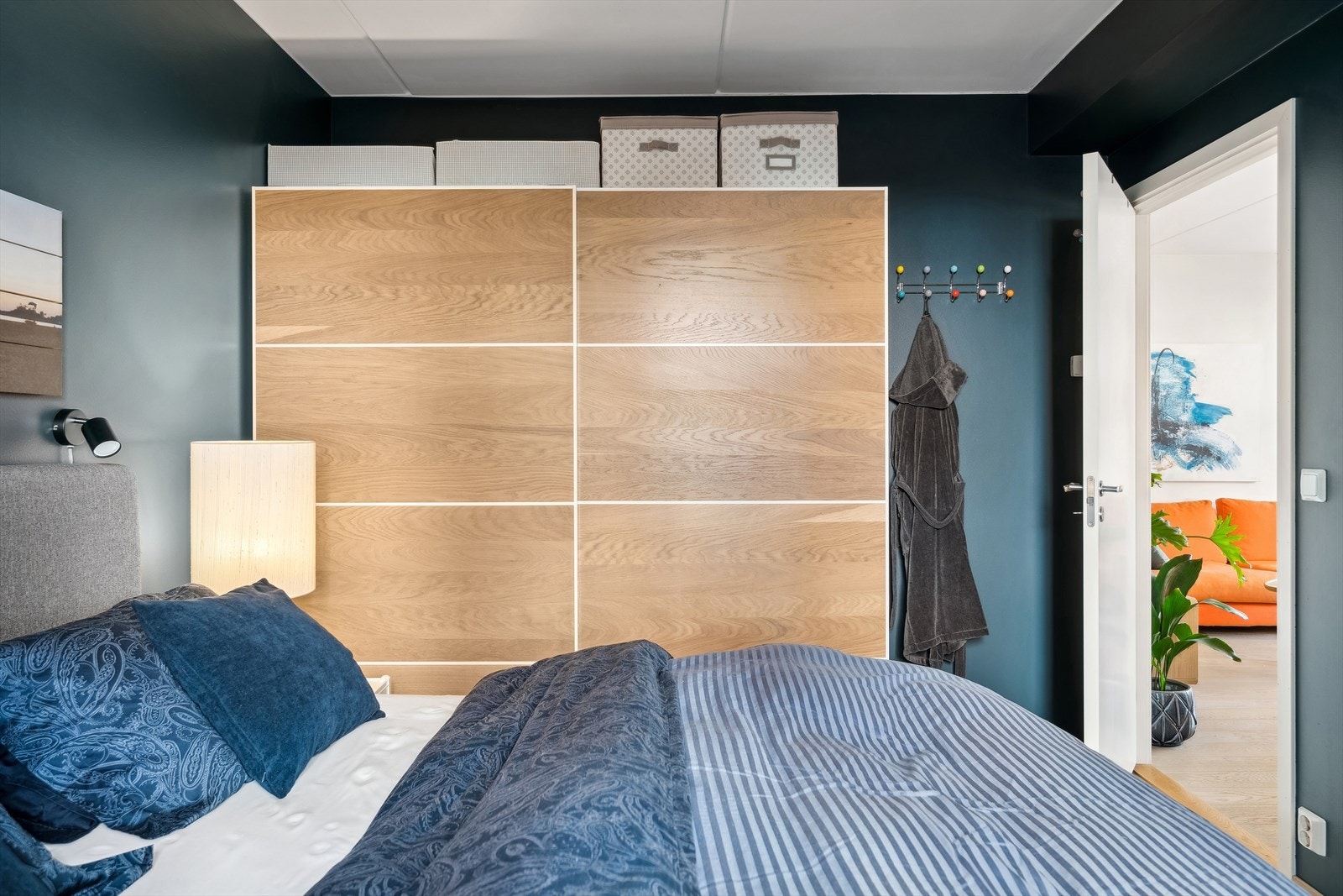 Praktisk skyvedørsgarderobe til oppbevaring på soverom. Galleribilde