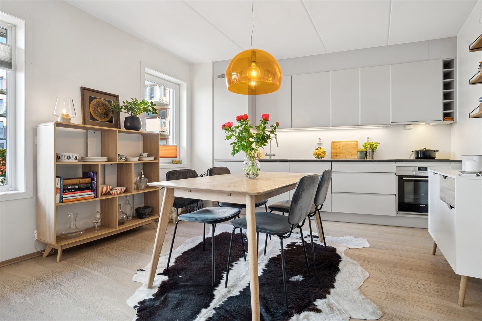 De integrerte hvitevarene består av induksjonsplatetopp, stekeovn, oppvaskmaskin og kjøle-/fryseskap. Galleribilde