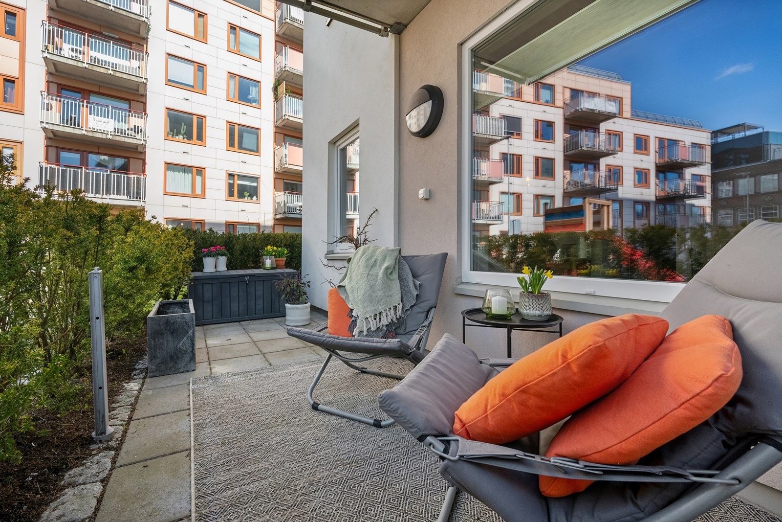 Fra stuen er det utgang til en nordvestvendt uteplass. Galleribilde
