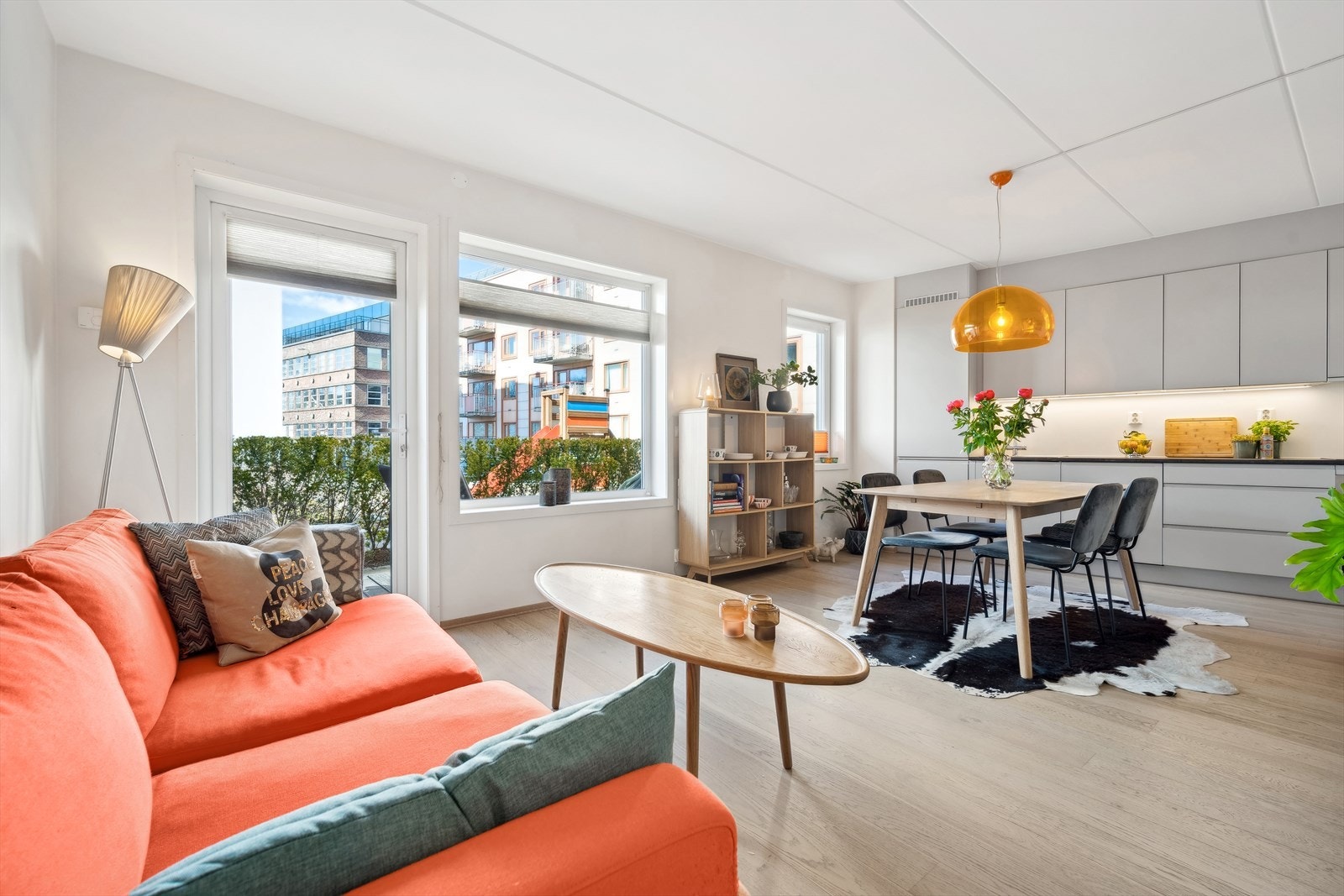 Fra stuen er det utgang til steinplatting på 11 kvm, i tillegg er det tilgang på felles takterrasse med fantastisk utsikt og gode solforhold. Galleribilde